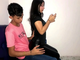 mi hermanastra latina colombiana estaba en casa y me pidio que le enseñara como jugar con el celular ella muy caliente me mostro su hermoso culo- porno en espanol-