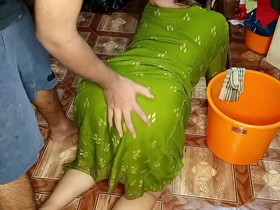 रसोई का काम कर रही नौकरानी को स्टैंड पर घोड़ी बनाकर चोदा xxx maid sex आवाज हिंदी में